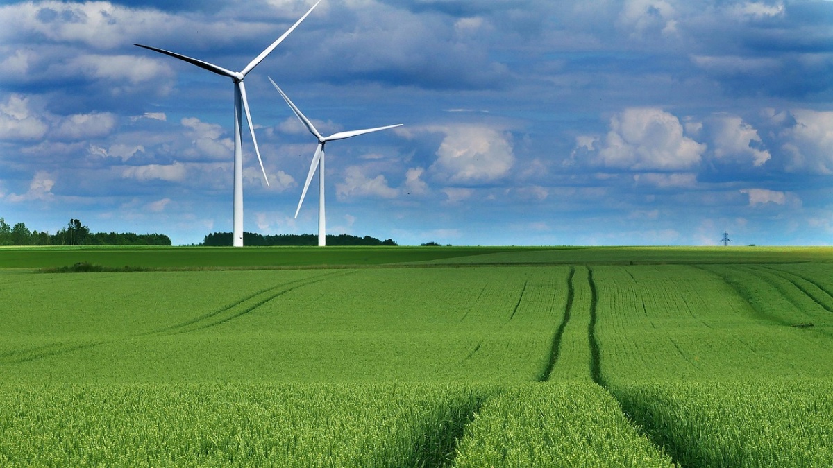 Merită o turbină eoliană acasă? Plusuri, minusuri și sfaturi înainte de instalare