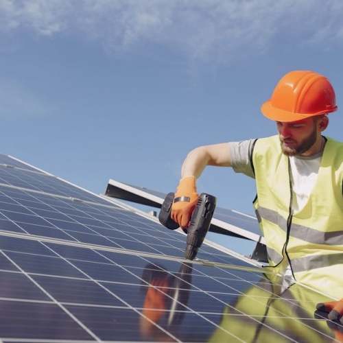 Soare la buton: Ghid rapid pentru a integra casa inteligentă cu panourile fotovoltaice
