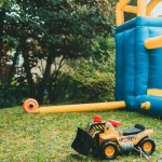 Joacă fără griji în curte: 12 idei ingenioase de carusele gonflabile care transformă grădina într-un parc de distracții