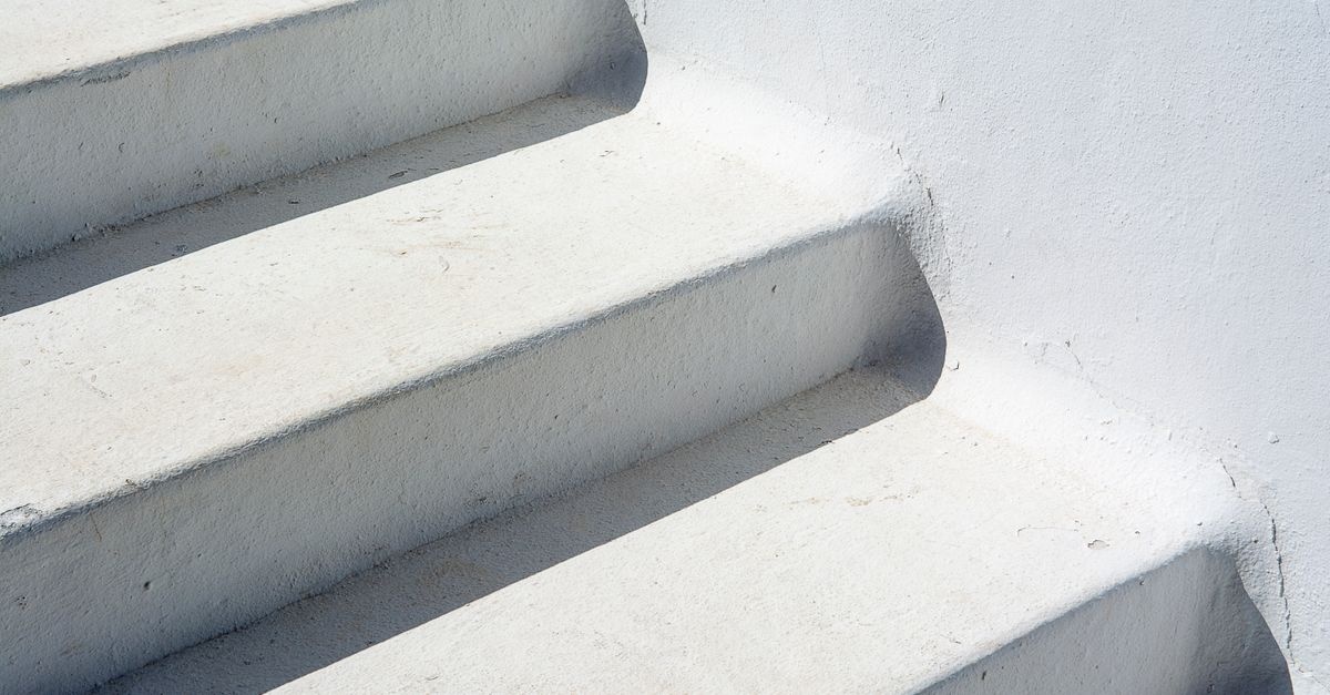 Intrare ca la carte: scări durabile în timp record cu trepte din beton prefabricat