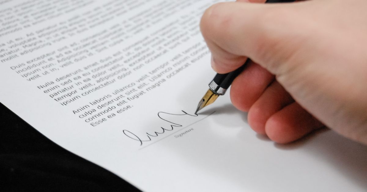 Semnează fără griji: clauze smart care te protejează în contractul cu executantul