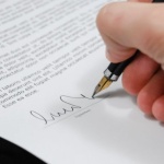 Semnează fără griji: clauze smart care te protejează în contractul cu executantul