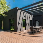 Transformă-ți balconul într-o oază răcoroasă: 10 idei de pergole care aduc umbră și stil