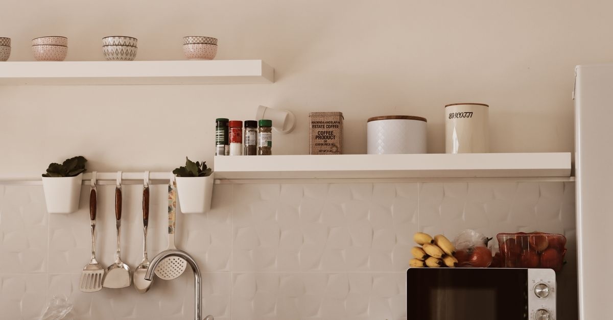 Ordine la vedere: transformă rafturile deschise în vedeta bucătăriei moderne