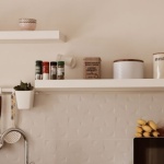 Ordine la vedere: transformă rafturile deschise în vedeta bucătăriei moderne