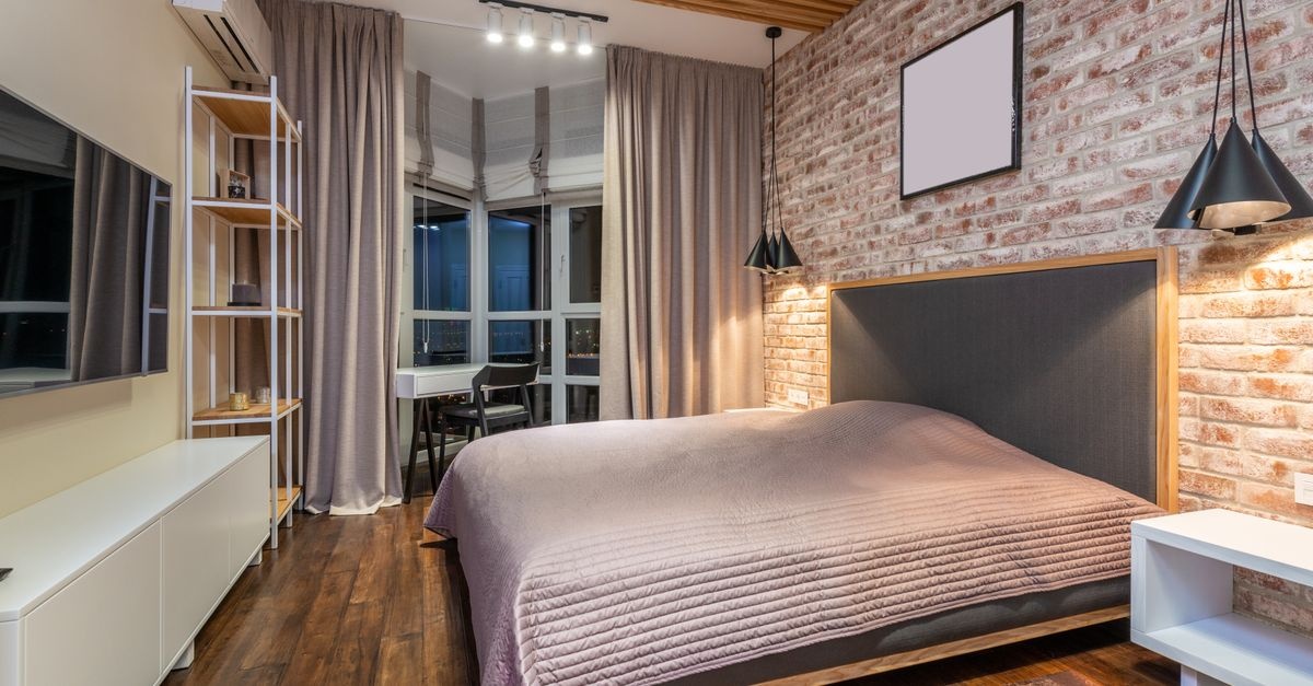 Dormitor în stil loft: peretele de cărămidă decorativă care îți aduce farmec urban și căldură acasă